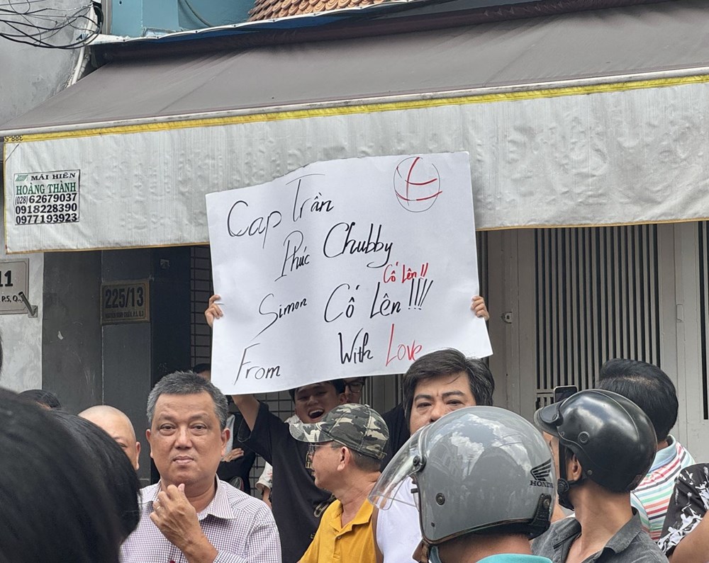 Phụ huynh cổ vũ tinh thần các thí sinh tại điểm thi trường THCS Kiến Thiết, quận3.