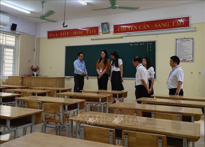 Ban Chỉ đạo thi, tuyển sinh thành phố Hà Nội kiểm tra phòng thi tại điểm thiTrường THPT Cầu Giấy (quận Cầu Giấy, Hà Nội). Ảnh: Nguyễn Cúc/TTXVN
