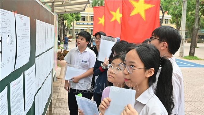 Các thí sinh đến làm thủ tục dự thi tại điểm thi Trường THPT Yên Hòa (quận CầuGiấy, Hà Nội). Ảnh: Nguyễn Cúc/TTXVN