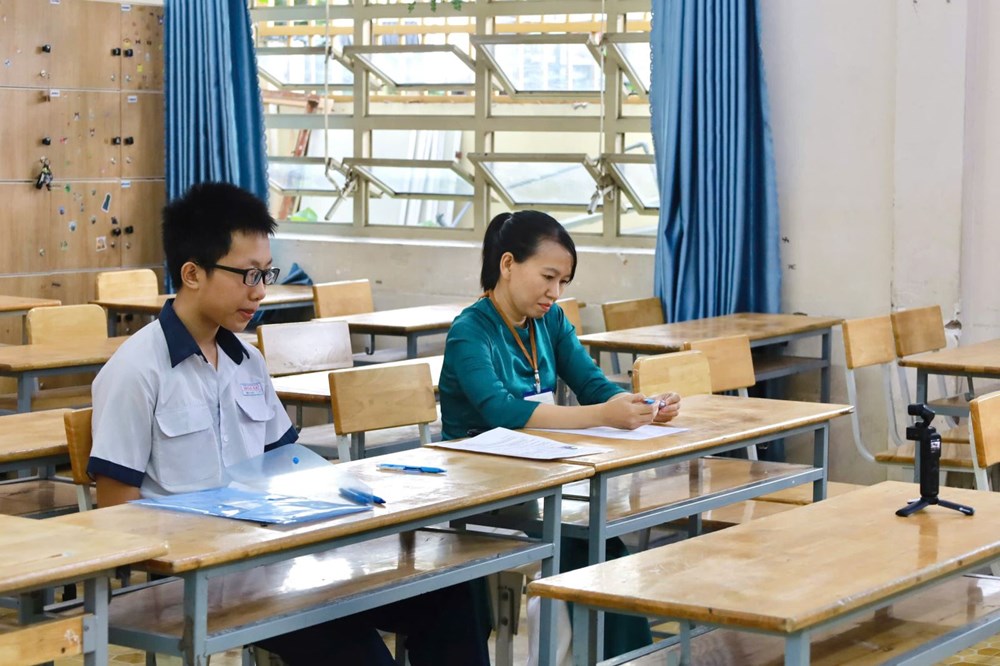 Thí sinh Quách Minh Anh được thi phòng thi dự phòng, có giáo viên hỗ trợ viếtbài thi cùng với thiết bị ghi âm, ghi hình. Ảnh: H.T