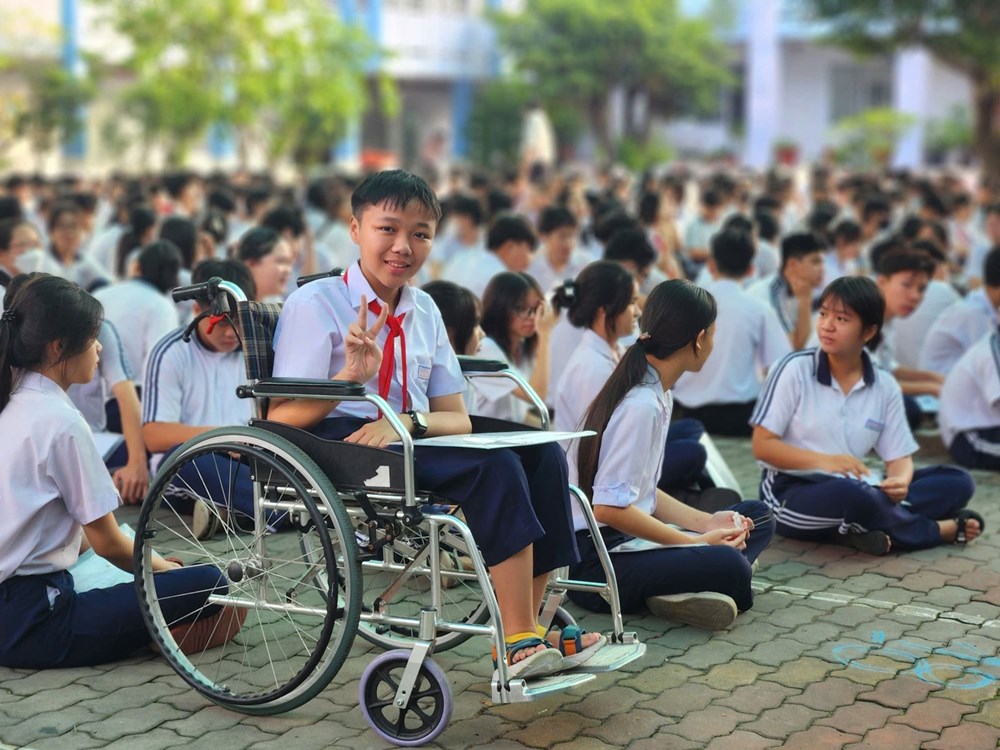 Thí sinh Mai Xuân Triều bị bệnh teo cơ tuỷ từ nhỏ nên phải di chuyển bằng xelăn.