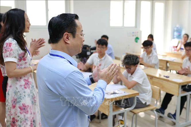 Giám đốc Sở GD&ĐT Hà Nội Trần Thế Cương động viên các thí sinh thi tại điểm thitrường THCS Ngô Sĩ Liên (quận Hoàn Kiếm). Ảnh: Thanh Tùng/TTXVN