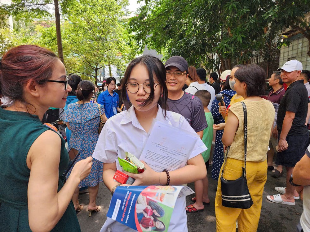 Những thí sinh đầu tiên ra khỏi phòng thi tại điểm thi trường THCS Thanh XuânTrung, Thanh Xuân, Hà Nội.