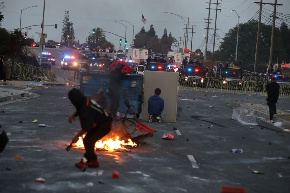 Người biểu tình đụng độ với các nhân viên liên bang tại thành phố Los Angeles,bang California, Mỹ ngày 7.6.2025. Ảnh: THX/TTXVN