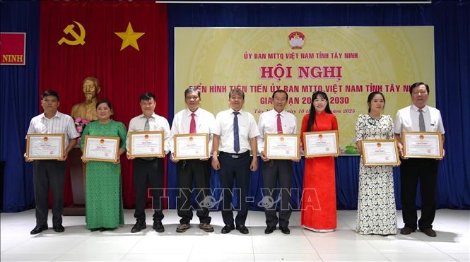 Ông Võ Đức Trong, Chủ tịch Ủy ban MTTQ Việt Nam tỉnh Tây Ninh tặng Bằng khen chocác tổ chức, cá nhân có thành tích xuất sắc trong phong trào thi đua. Ảnh: MinhPhú/TTXVN