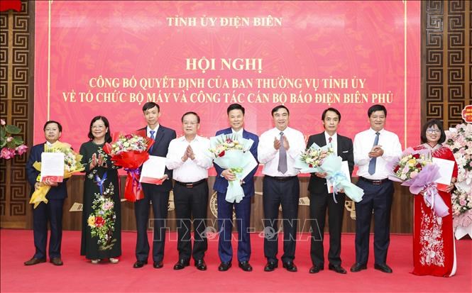 Ban Thường vụ Tỉnh ủy Điện Biên trao Quyết định thành lập Báo Điện Biên Phủ vàcác Quyết định bổ nhiệm chức vụ lãnh đạo Báo Điện Biên Phủ. Ảnh: Xuân Tư/TTXVN