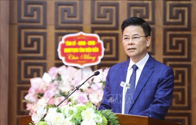Ông Vũ Văn Thượng, tân Tổng Biên tập Báo Điện Biên Phủ, phát biểu nhận nhiệm vụ.Ảnh: Xuân Tư/TTXVN