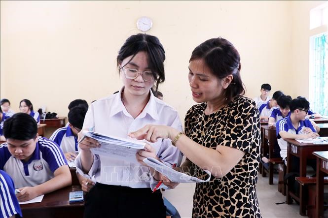 Giáo viên trường THPT Lý Tự Trọng (Nam Trực, Nam Định) hướng dẫn học sinh ôntập.