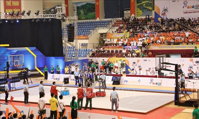 Một tình huống thi đấu hấp dẫn trong trận chung kết giữa LH-UDS Đại học Lạc Hồngvà K24-Robotics Học viện kỹ thuật quân sự.