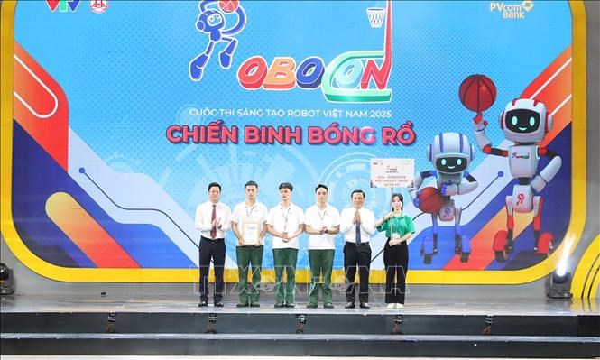 Ban Tổ chức trao giải Nhì cho đội K24-Robotics Học viện kỹ thuật quân sự. Chúthích ảnh[https://cdnmedia.baotintuc.vn/Upload/DmtgOUlHWBO5POIHzIwr1A/files/2025/06/14/robocon-14062025-05.jpg]Ban Tổ chức trao đồng giải Ba cho các LH-TKCB Đại học Lạc Hồng và đội SKHPHOENIX Đại học Sư phạm kỹ thuật Hưng Yên.