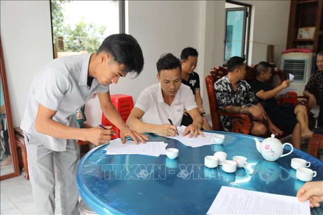 Nhiều bậc phụ huynh xã Minh Thắng, huyện Cẩm Khê (Phú Thọ) đồng loạt làm đơn yêucầu làm rõ dấu hiệu sai phạm trong việc thu và nộp tiền bảo hiểm y tế tại TrườngTrung học cơ sở Ngô Xá.