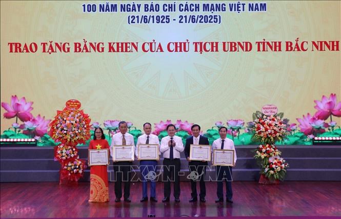 Bí thư Tỉnh ủy Bắc Ninh (thứ 3 từ trái) Nguyễn Anh Tuấn trao Bằng khen của Chủtịch UBND tỉnh Bắc Ninh cho các tập thể xuất sắc.