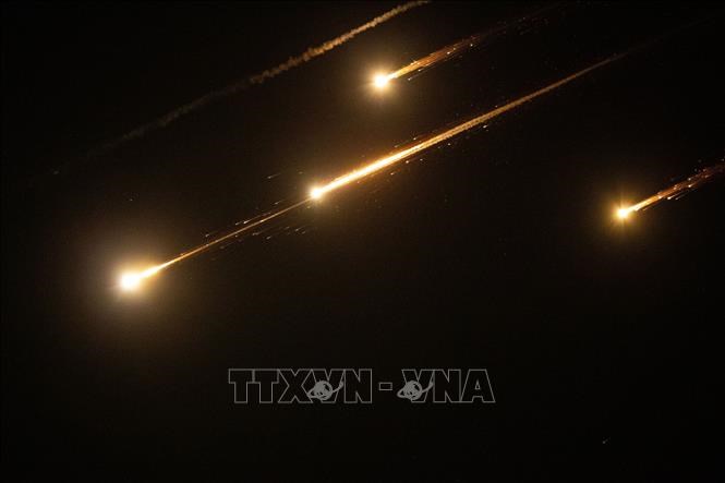 Hàng loạt tên lửa trong chiến dịch trả đũa của Iran được phóng xuống lãnh thổIsrael tối 13.6.2025. Ảnh: THX/TTXVN