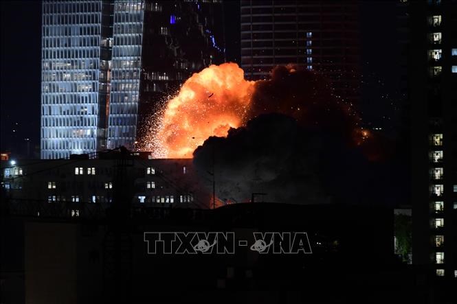 Toà nhà ở Tel Aviv bị trúng tên lửa của Iran phóng xuống lãnh thổ Israel tối13.6.2025. Ảnh: THX/TTXVN