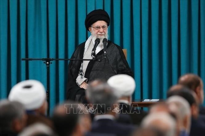 Lãnh tụ tối cao Iran Ayatollah Ali Khamenei tuyên bố Israel sẽ phải hứng chịu“hình phạt khắc nghiệt”. Ảnh: IRNA/TTXVN