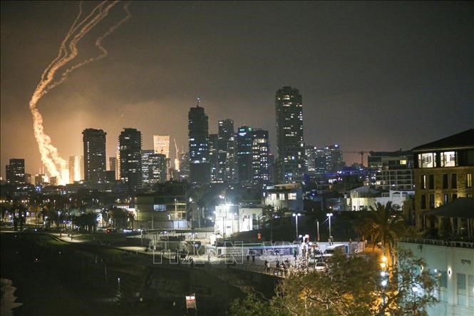 Iran tiến hành không kích xuống Tel Aviv, đáp trả các vụ tấn công của lực lượngIsrael tối 13.6.2025. Ảnh: Anadolu Agency/TTXVN