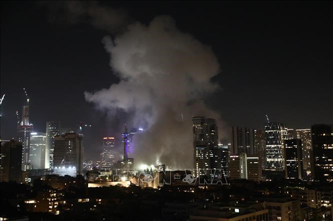 Khói bốc lên sau cuộc tấn công bằng tên lửa của Iran tại Tel Aviv, Israel ngày13.6.2025. Ảnh: THX/TTXVN
