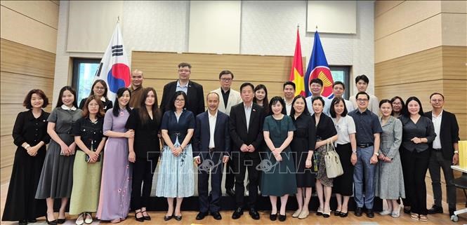 Đoàn Ủy ban Nhà nước về người Việt Nam ở nước ngoài gặp gỡ đại diện các hội đoànngười Việt tại Hàn Quốc. Ảnh: Đức Thắng/PV TTXVN tại Hàn Quốc