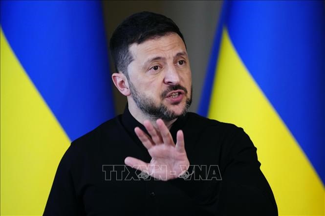 Tổng thống Ukraine Volodymyr Zelensky phát biểu trong cuộc họp báo tại Kiev.Ảnh: Kyodo/TTXVN