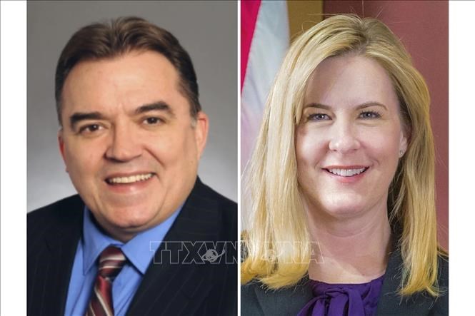 Thượng nghị sĩ John Hoffman (trái) và Chủ tịch Hạ viện bang Minnesota MelissaHortman. Ảnh: AP/TTXVN