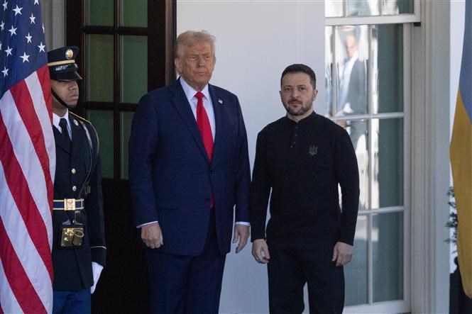 Tổng thống Mỹ Donald Trump (giữa) và Tổng thống Ukraine Volodymyr Zelensky tạicuộc gặp ở Nhà Trắng, Washington, D.C., ngày 28.2.2025. Ảnh: THX/TTXVN