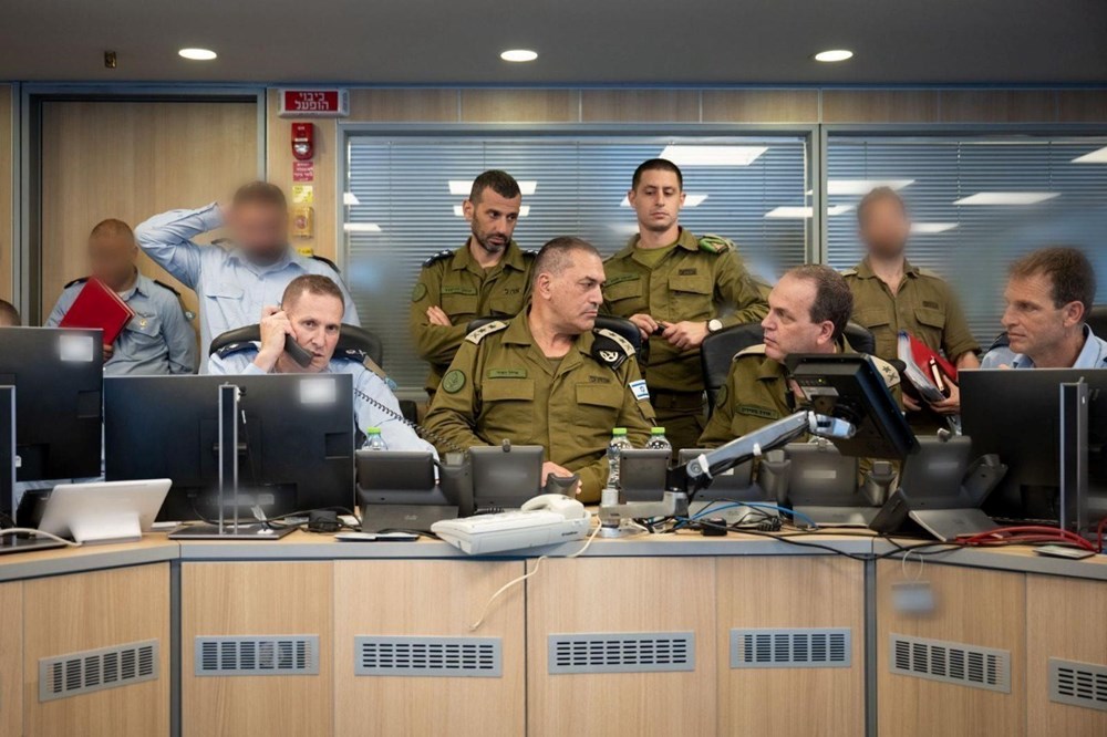 Tư lệnh quân đội Israel Eyal Zamir (giữa) theo dõi các cuộc không kích của Lựclượng Phòng vệ Israel (IDF) nhằm vào nhiều mục tiêu ở Iran, trong phòng tìnhhuống tại Israel, ngày 13.6.2025. Ảnh: THX/TTXVN