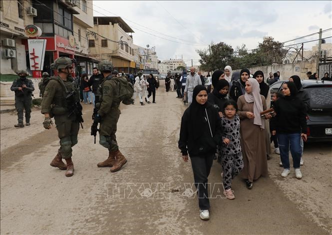 Cảnh sát Israel ngăn người tị nạn Palestine tại thành phố Jenin, Bờ Tây trở vềnhà, ngày 19.2. Ảnh: THX/TTXVN