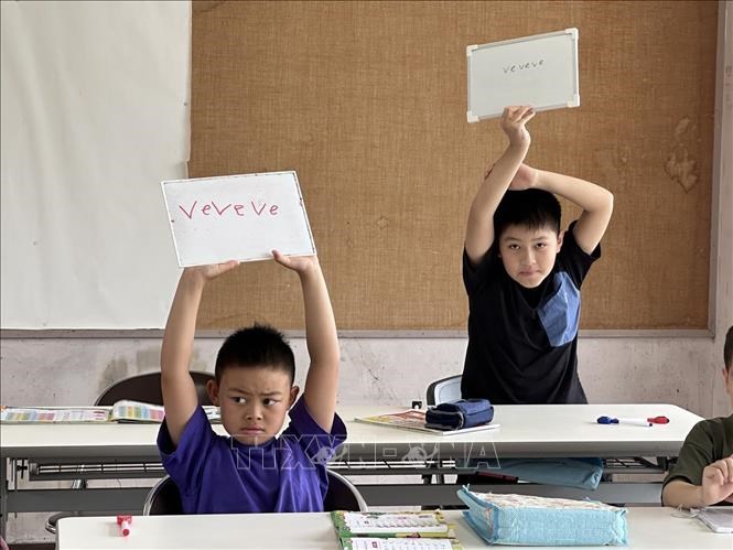 Trẻ em Việt Nam tham gia lớp học tiếng Việt với sự hào hứng và thích thú. Ảnh:Nguyễn Tuyến/PV TTXVN tại Nhật Bản