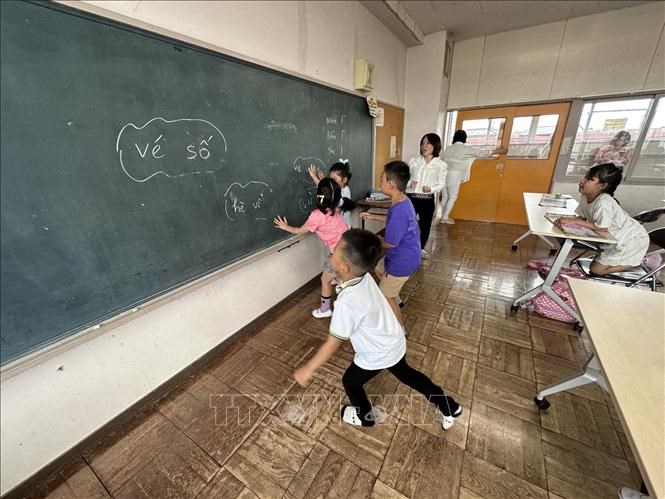 Các giáo viên còn thiết kế các trò chơi tiếng Việt tạo cho các cháu những giờhọc sôi động. Ảnh: Nguyễn Tuyến/PV TTXVN tại Nhật Bản