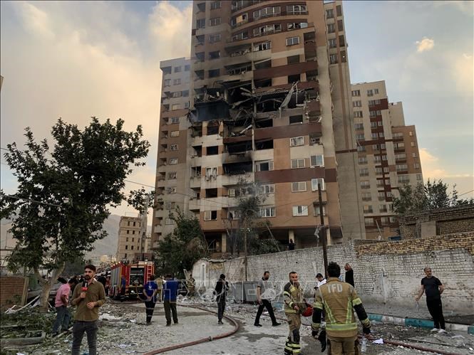 Tòa nhà bị hư hại sau cuộc không kích của Israel tại Tehran, Iran. Ảnh minh họa:AA/TTXVN