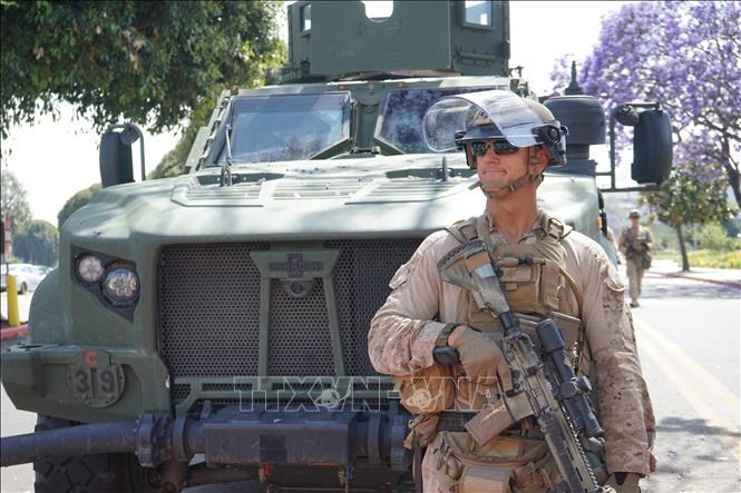 Lính thủy đánh bộ Mỹ gác bên ngoài Toà nhà liên bang Wilshire ở Los Angeles,bang California, ngày 13.6.2025. Ảnh: THX/TTXVN