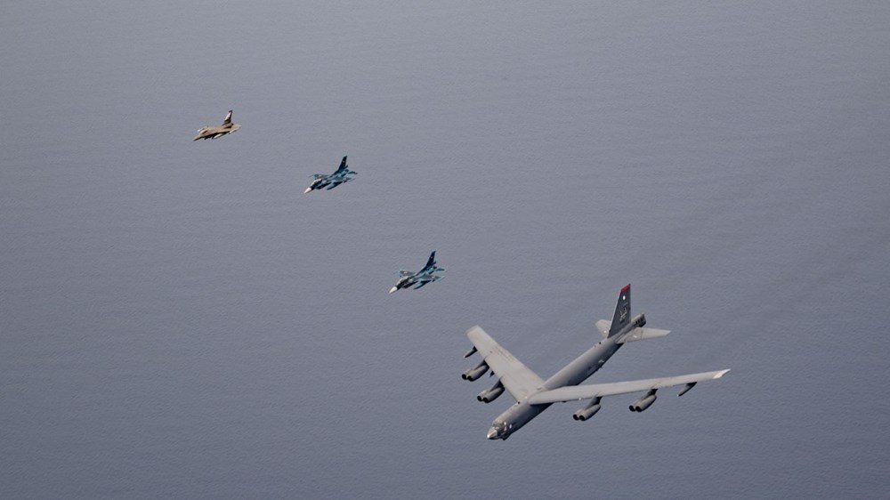 Máy bay ném bom B-52H Stratofortress của Mỹ tham gia cuộc tập trận chung với lựclượng Hàn Quốc và Nhật Bản tại đảo Jeju (Hàn Quốc). Ảnh: YONHAP/TTXVN