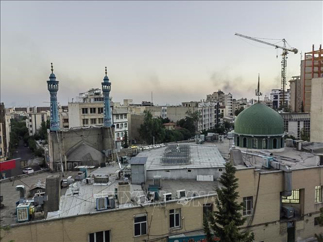 Khói bốc lên sau cuộc tấn công của Israel tại Tehran, Iran, ngày 17.6.2025. Ảnh:THX/TTXVN