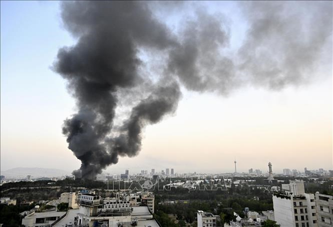 Khói bốc lên từ địa điểm ở Tehran, Iran sau cuộc tấn công của Israel ngày16.6.2025. Ảnh: Kyodo/TTXVN