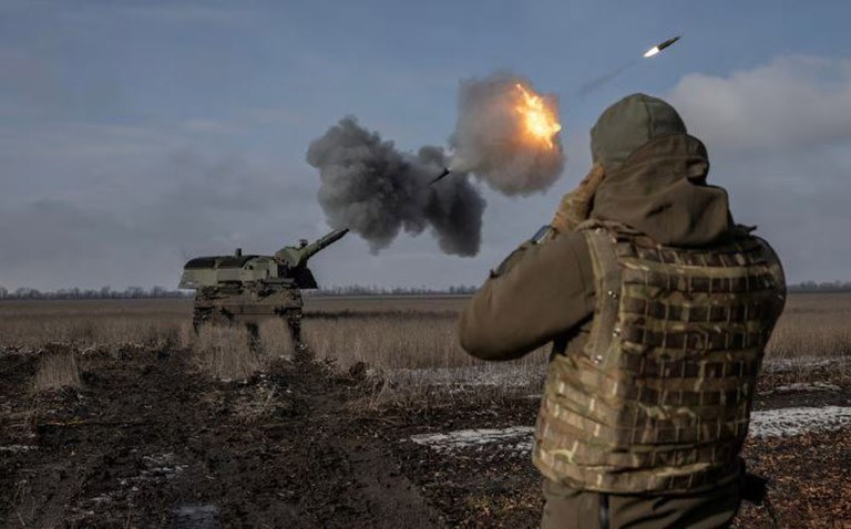 Binh sĩ Ukraine bắn đạn pháo trong cuộc xung đột với Nga gần Bahmut, vùngDonetsk. Ảnh: REUTERS/TTXVN