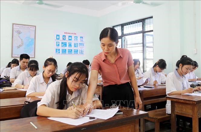 Học sinh điểm thi trường THPT Nguyễn Hữu Cảnh (xã Hiền Ninh, huyện Quảng Ninh,tỉnh Quảng Bình) ôn thi những buổi cuối cùng.