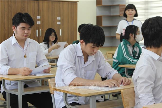 Thí sinh nghe giáo viên phổ biến quy chế thi tại Hội đồng thi Sở GD&ĐT tỉnh HàTĩnh trong kỳ thi tốt nghiệp THPT năm 2024. Ảnh tư liệu: Hoàng Ngà/TTXVN