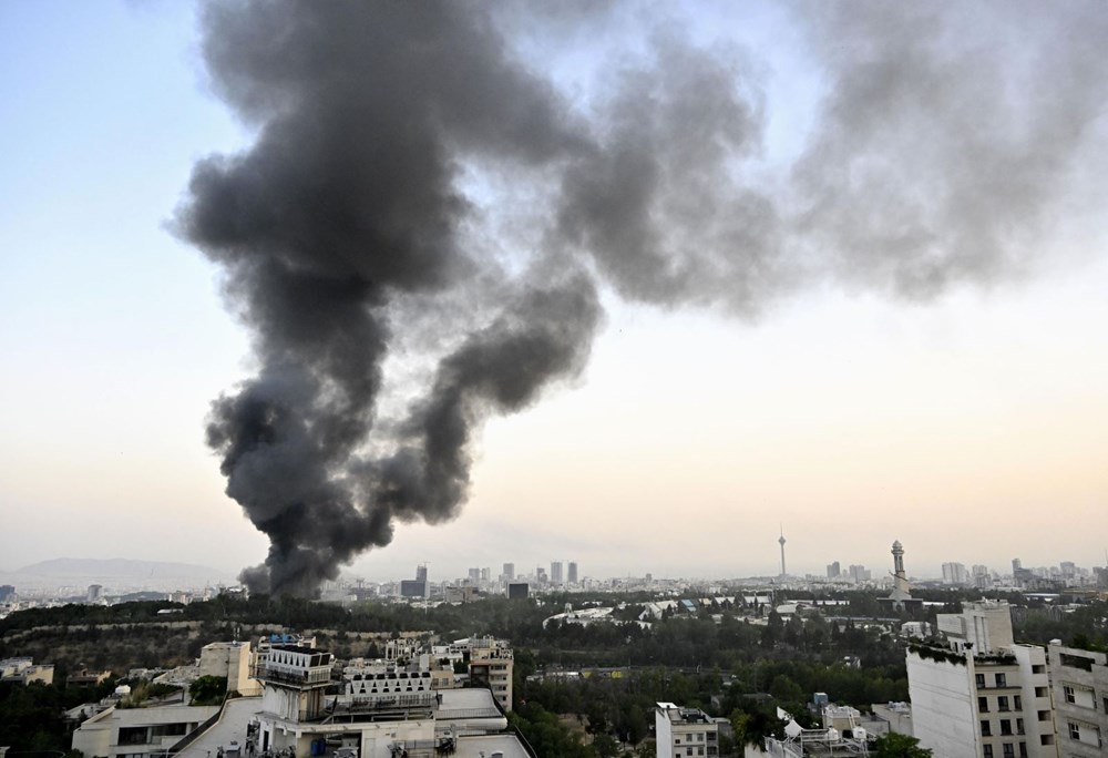 Khói bốc lên từ địa điểm ở Tehran, Iran sau cuộc tấn công của Israel ngày16.6.2025. Ảnh: Kyodo/TTXVN