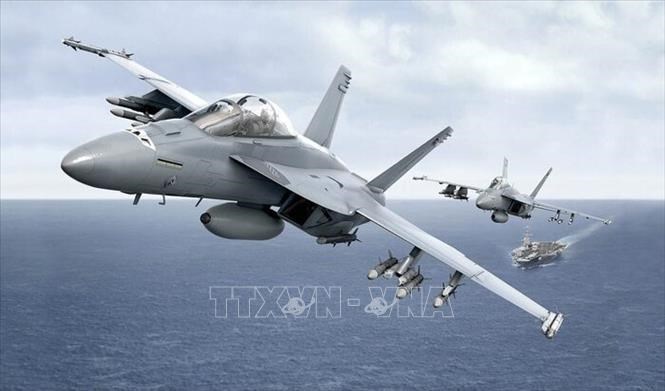 Máy bay chiến đấu FA-18 Hornet của Mỹ cất cánh từ tàu sân bay USS Harry S.Truman trên Biển Đỏ. Ảnh: IRNA/TTXVN