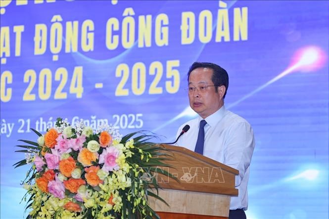 Giám đốc Sở Giáo dục và Đào tạo Hà Nội Trần Thế Cương ghi nhận, đánh giá cao kếtquả phối hợp giữa Công đoàn ngành Giáo dục Hà Nội và Sở trong năm học 2024 -2025. Ảnh: Thanh Tùng/TTXVN
