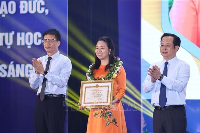 Trao Giải thưởng “Nhà giáo tâm huyết, sáng tạo” năm 2025 cho các thầy, cô giáo.Ảnh: Thanh Tùng/TTXVN