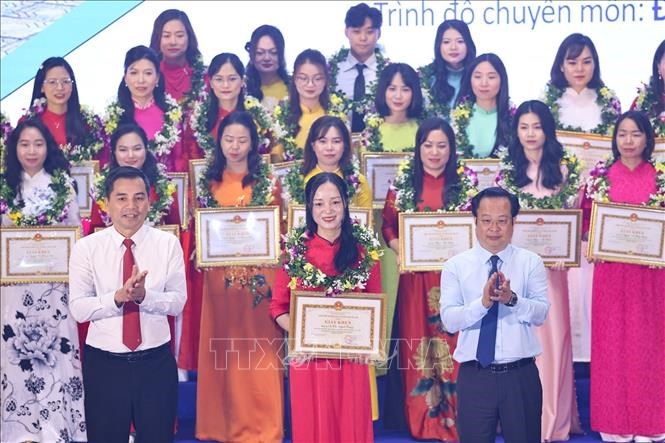 Trao Giải thưởng “Nhà giáo tâm huyết, sáng tạo” năm 2025 cho các thầy, cô giáo.Ảnh: Thanh Tùng/TTXVN