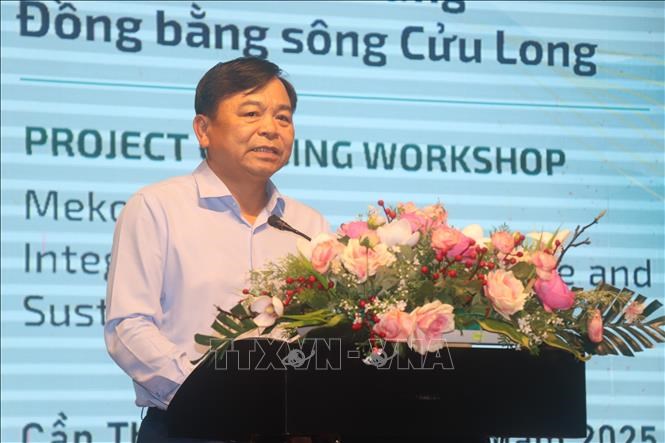 Thứ trưởng Bộ Nông nghiệp và Môi trường, ông Nguyễn Hoàng Hiệp phát biểu tại Hộinghị.