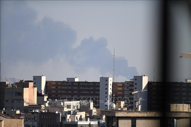 Khói bốc lên sau cuộc tấn công của Israel tại Tehran, Iran, ngày 17.6.2025. Ảnh:THX/TTXVN