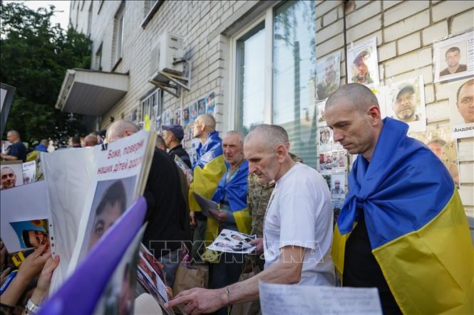 Quân nhân Ukraine về tới Chernihiv trong đợt trao đổi tù binh lần thứ hai giữaNga và Ukraine ngày 10.6. Ảnh: AA/TTXVN