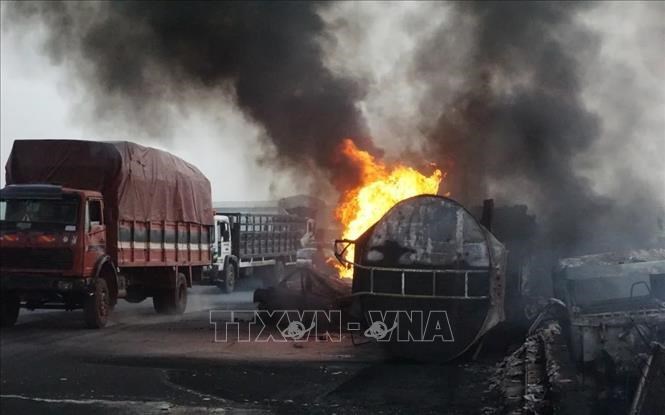 Hiện trường một vụ xe bồn phát nổ sau khi va chạm với xe tải trên cao tốc LagosIbadan, Nigeria. Ảnh tư liệu - minh họa: Getty Images/TTXVN