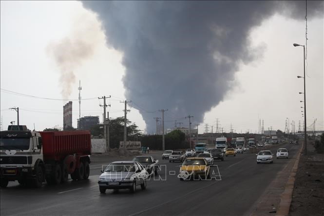 Khói bốc lên sau một vụ nổ ở cảng Shahid Rajaee thuộc Bandar Abbas, tỉnhHormozgan, miền Nam Iran ngày 26.4.2025. Ảnh: THX/TTXVN