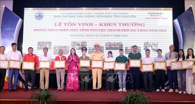 Đại diện các tập thể và gia đình nhận Bằng khen của Chủ tịch UBND thành phố ĐàNẵng.