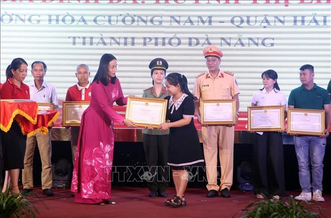 Bà Nguyễn Thị Anh Thi, Phó Chủ tịch UBND thành phố Đà Nẵng, Trưởng Ban Chỉ đạovận động Hiến máu tình nguyện thành phố trao Bằng khen của Chủ tịch UBND thànhphố tặng đại diện tập thể và gia đình.