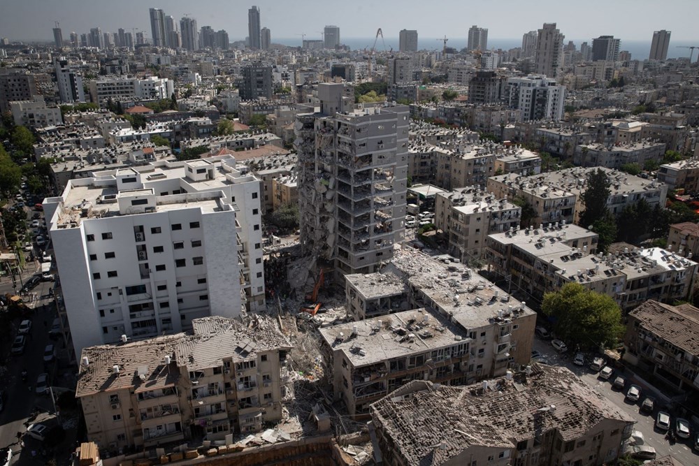 Những tòa nhà tại Bat Yam, Israel bị hư hại sau cuộc tấn công bằng tên lửa củaIran. Ảnh: THX/TTXVN